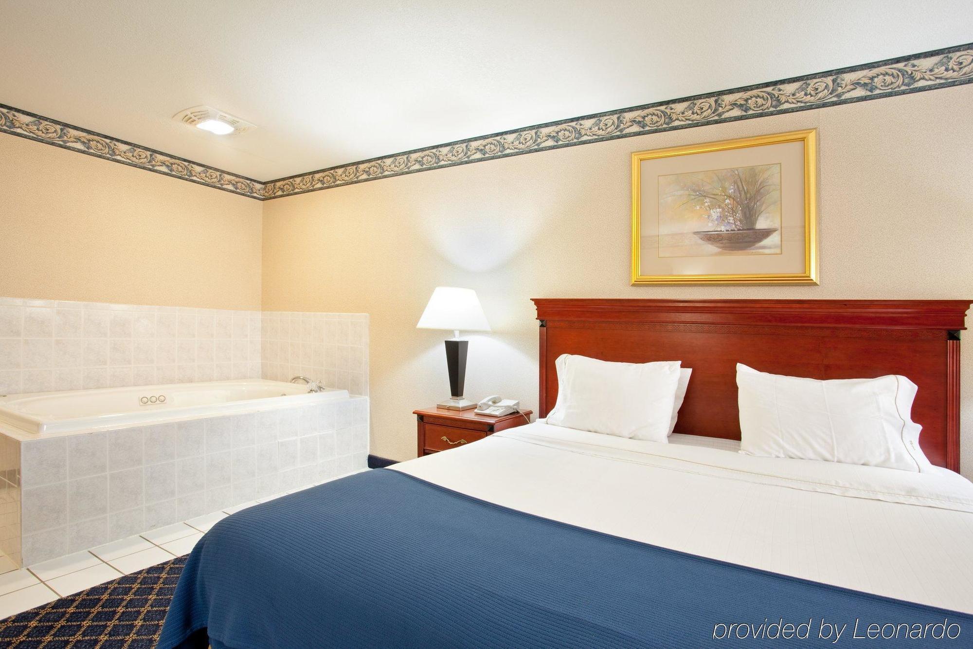Holiday Inn Express & Suites Danville By Ihg Rum bild